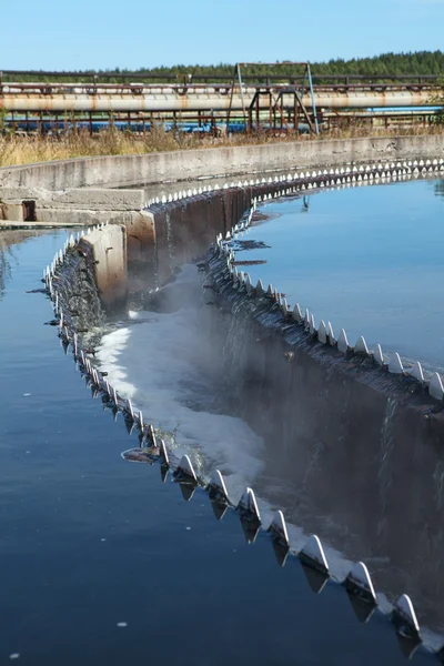 Дренаж в осадочном резервуаре с переливом чистой воды — стоковое фото