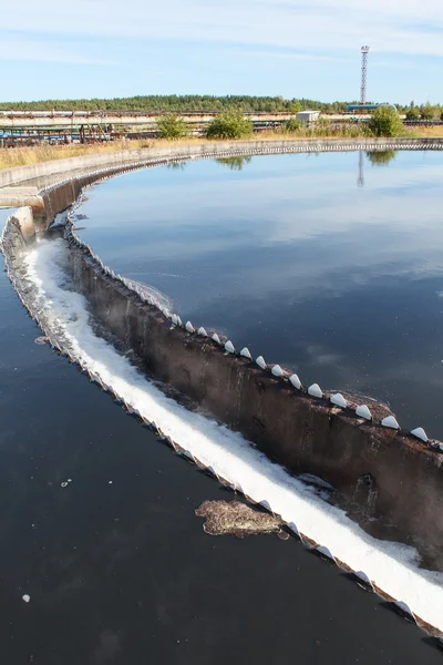 Круглый промышленный резервуар для очистки воды — стоковое фото