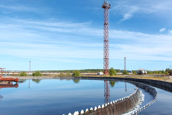 Colonos circulares de sedimentación en planta de tratamiento — Foto de Stock