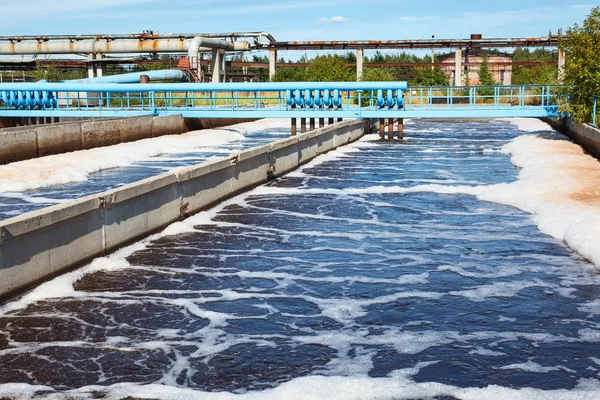 曝気処理と廃棄物の水と水処理タンク — ストック写真