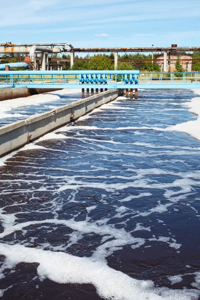 Tanque de tratamento de água com águas residuais com processo de aeração — Fotografia de Stock