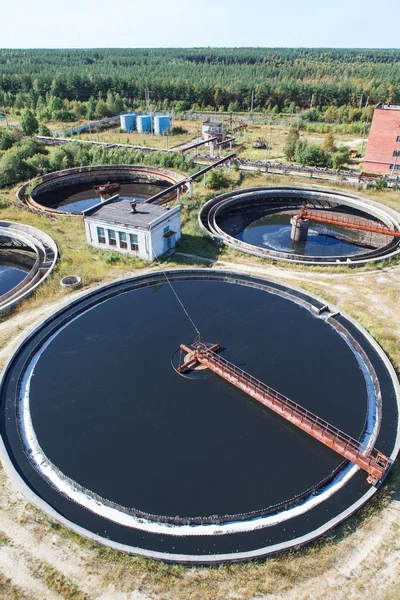Enorme circulaire sedimentatie tank water afwikkeling, zuivering in het waterzuiveringsstation — Stockfoto