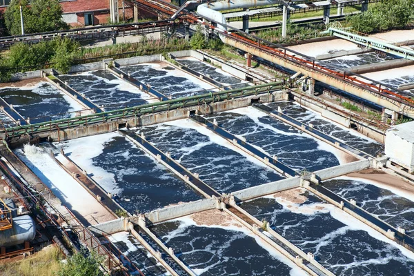 Remoção de contaminantes químicos e biológicos na estação de tratamento de águas residuais — Fotografia de Stock