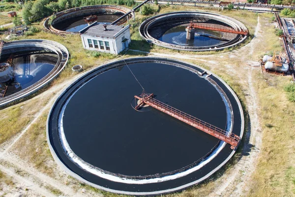 Obrovské kruhové sedimentační nádrže vody usazovací, čištění nádrže biologických organismů na stanici vody — Stock fotografie