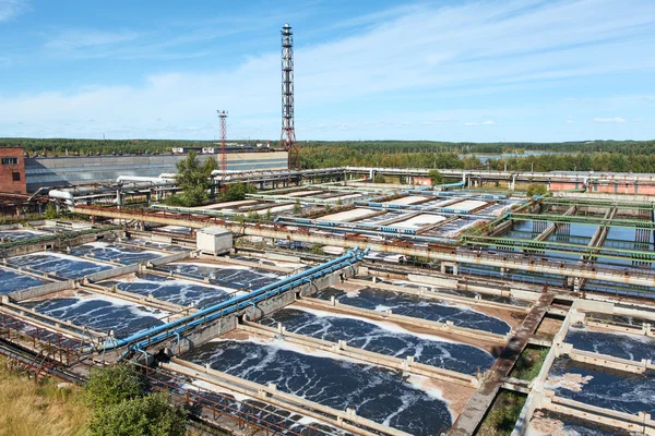 Vista aérea de la planta de tratamiento de agua en bosques siempreverdes — Foto de Stock