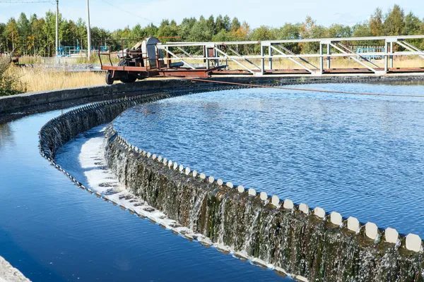 Перелив воды из большого седиментационного отстойника — стоковое фото