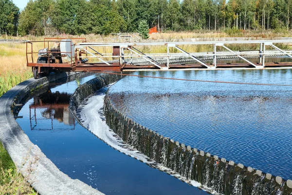 Water overflow from the big sedimentation settler round — Stock Photo, Image