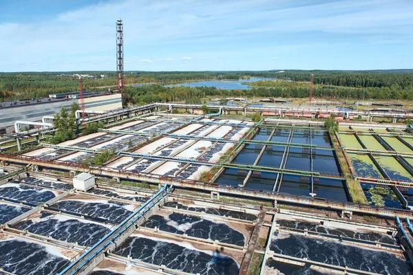 Estação de tratamento de água industrial em florestas verdes — Fotografia de Stock