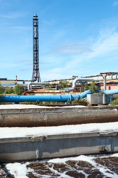 Вид на водоочистные сооружения с дымоходом и голубым небом — стоковое фото