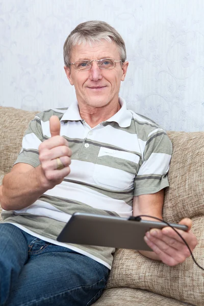 Anciano conectado en internet con pestaña electrónica — Foto de Stock