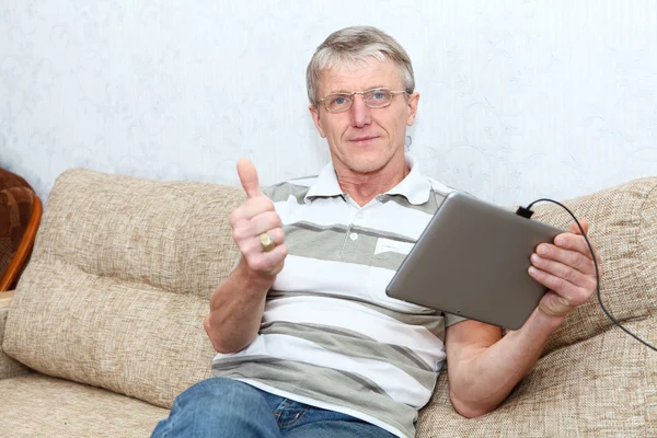 Oudere man aangesloten op internet met elektronische tabblad — Stockfoto