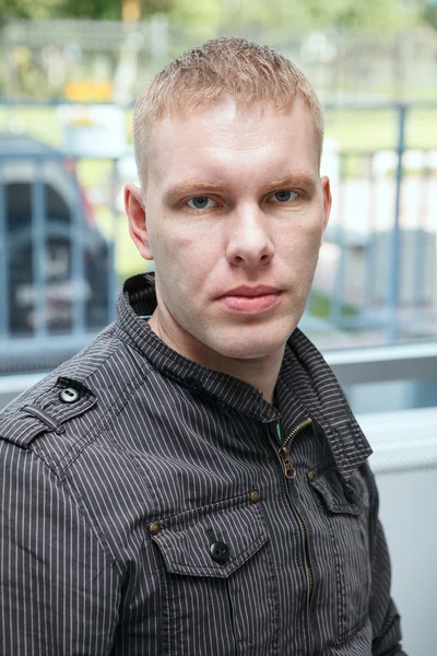 Retrato de homem bonito na jaqueta preta. ao ar livre — Fotografia de Stock