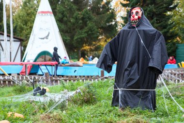 korkuluk siyah montlu Bahçe duruyor.