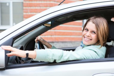 sarışın bir kadın araba ayna tutmak