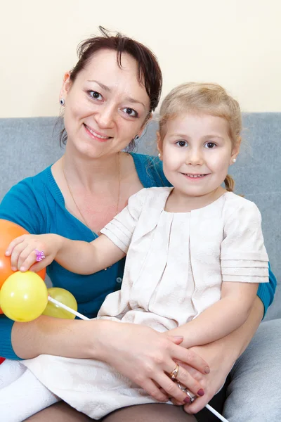 Portret van een jonge moeder met dochter — Stockfoto