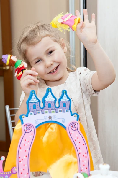 Feliz niño jugando con el teatro de dedos — Foto de Stock