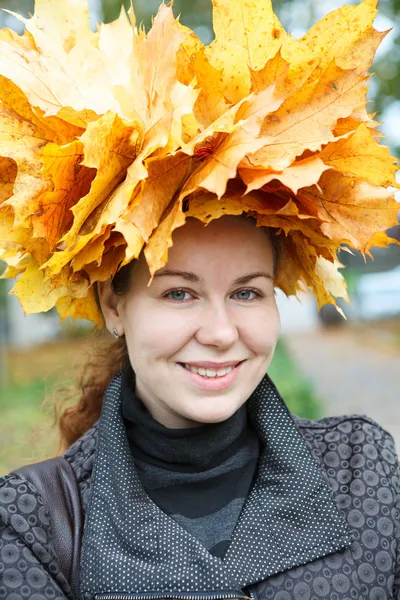 Женская голова с большими жёлтыми кленовыми листьями — стоковое фото