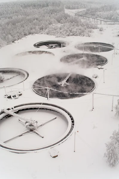 Sneeuw bedekt sedimentatie tanks met riolering — Stockfoto