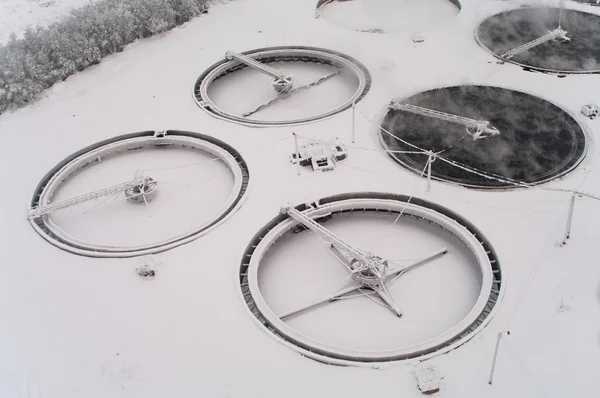 Tanques cubiertos de nieve con alcantarillado — Foto de Stock