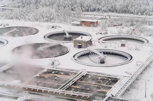 Cuves rondes de sédimentation sous la neige en hiver — Photo