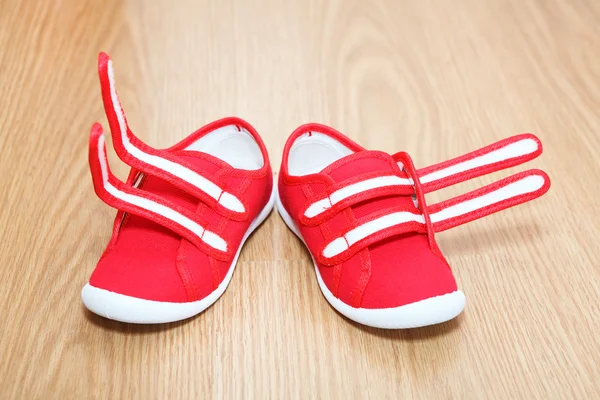 Wrong feet shoes standing on the floor — Stock Photo, Image