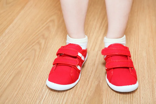 Gambe di bambini in piedi sbagliato scarpe — Foto Stock