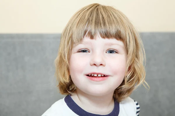 Retrato horizontal de Caucásica pequeña niña sonriente —  Fotos de Stock