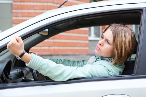 Mujer en coche haciendo algunos gestos de malas —  Fotos de Stock