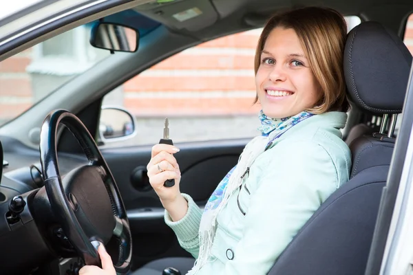 Blond kvinna visar bilnyckel i bil — Stockfoto