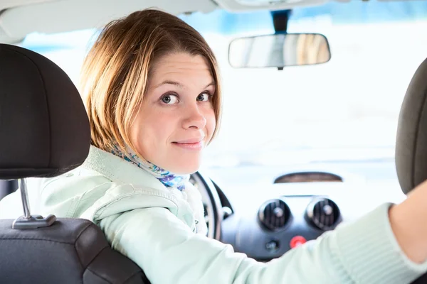 Fröhliche Frau innerhalb Auto im Rückblick — Stockfoto