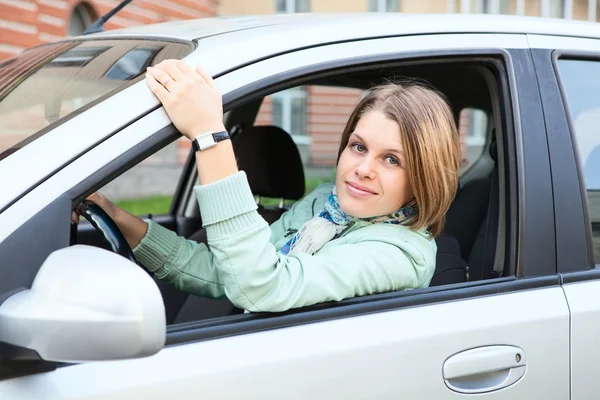 Mulher com cabelo loiro no carro — Fotografia de Stock