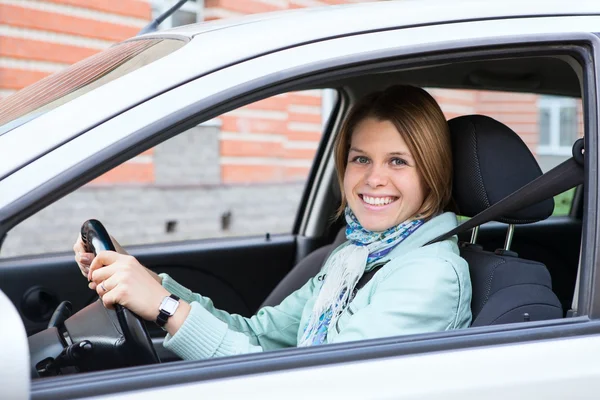 Felice blobd donna con volante — Foto Stock