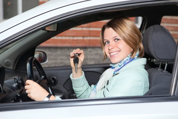 Retrato del conductor femenino con llave del coche —  Fotos de Stock