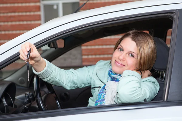 Ignition key in hand of female in car — Stock Photo, Image