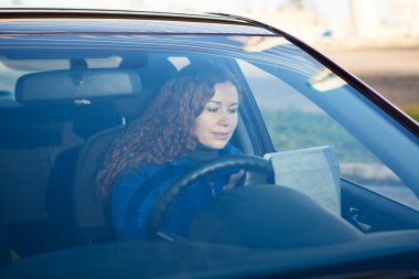 touchpad arabanın sürücü koltuğuna oturan kadın