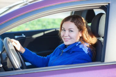 gülümseyen genç kadın sürücü