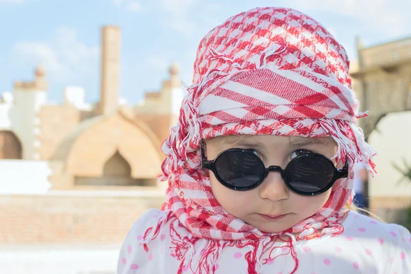 Malá holčička v sluneční brýle a šátek — Stock fotografie