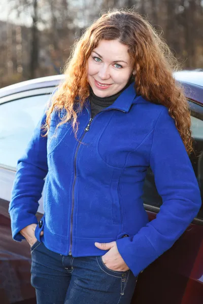 Szép nő, autó, és keresi a kamera közelében — Stock Fotó