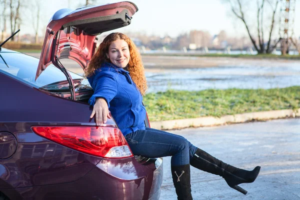 Attraente ragazza seduta nel bagagliaio auto — Foto Stock