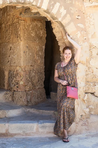 Mujer hermosa cerca de antigua arquitectura —  Fotos de Stock