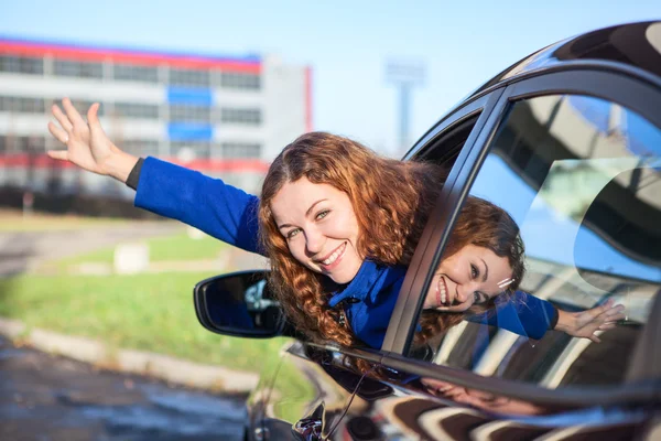 Mooie vrouw in de auto — Stockfoto