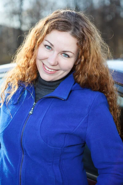 Retrato de uma jovem mulher de cabelo encaracolado sorridente e feliz — Fotografia de Stock