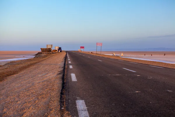 Gün batımı erken sabah boş yolda Tunus — Stok fotoğraf