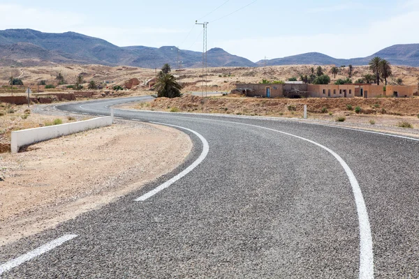 Camino de asfalto con marca blanca en el terreno montañoso de África —  Fotos de Stock