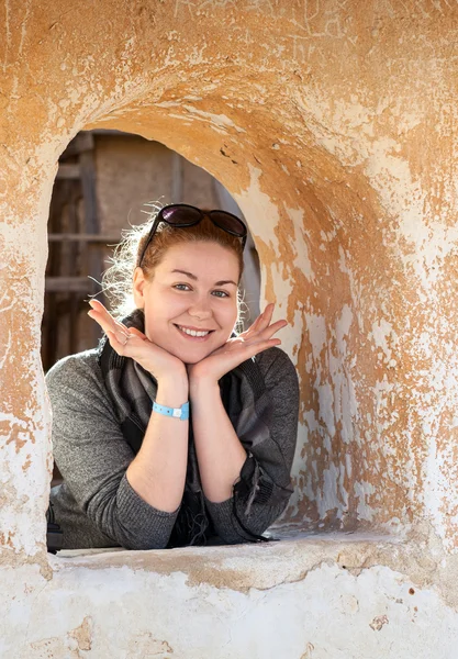 Caucasian woman in ancient wall loophole cheerful and happy — Stock Photo, Image