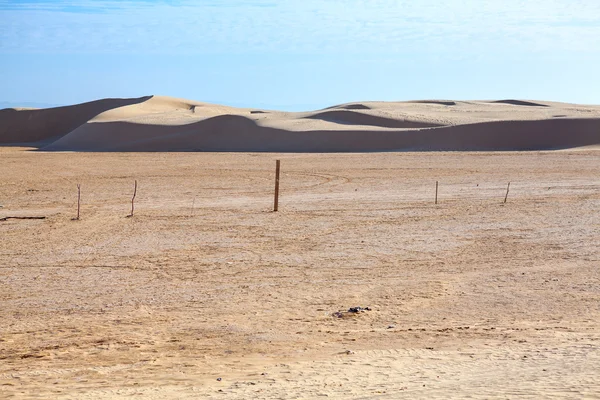 Zona abandonada en el desierto del Sahara con dunas de fondo —  Fotos de Stock