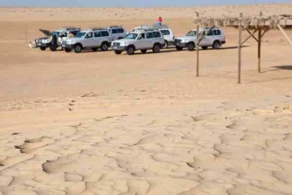 Off-road car at rest in Sahara desert not in focus — Stock Photo, Image