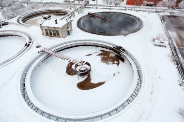 Endüstriyel kanalizasyon arıtma tesisi kış sezonu üzerinde dört dairesel yerleşimci