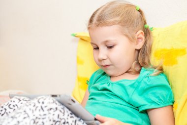 yatakta dijital tablet pc ile küçük çocuk