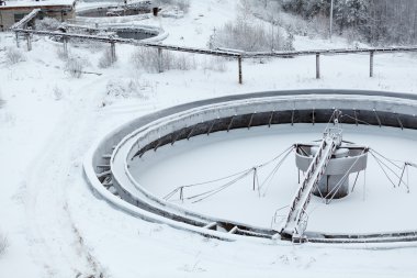 eski karla kaplı boş yuvarlak yerleşimci kanalizasyon tesisi